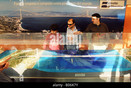 Personen suchen in das Modell der Messina Brücke auf dem Display in Palermo, Sizilien, Italien. Stockfoto