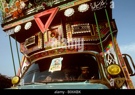 Pakistan Punjab Grand Trunk Road Transport Männer im Fahrerhaus geschmückten LKW Stockfoto