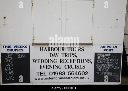 Ein geschlossener Kiosk am Gunwarf Quays, Portsmouth, Hampshire, England. Stockfoto