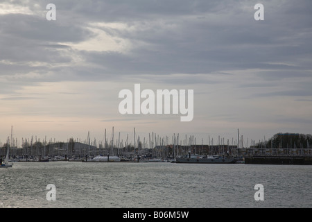 Die Marina am Gosport betrachtet durch den Hafen von Portsmouth aus Gunwharf Quays, Portsmouth, Hampshire, England. Stockfoto