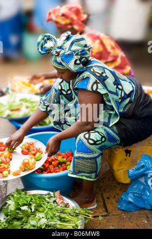 Gambische Afrikanerin Verkauf Chilis und Paprika auf der Albert Market, Banjul, Gambia, Westafrika Stockfoto