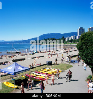 Aktivitäten Sommer am Strand und Kajakverleih an der English Bay (erster Strand) im West End von Vancouver British Columbia Kanada Stockfoto