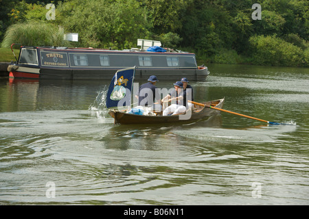 Swan upping auf der Themse-Boote verlassen Bovney Schloss Windsor Stockfoto