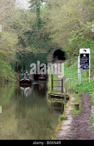 Narrowboats im Shrewley-Tunnel auf Grand Union Canal, Warwickshire, England, UK Stockfoto