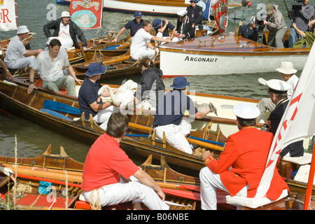 Swan upping auf der Themse in Cookham Stockfoto