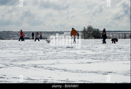 Menschen genießen den Schnee an Götter Hill, New Forrest, Hampshire, England Stockfoto