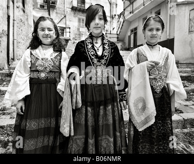 Junge Mädchen tragen traditionelle Kleider für die Feier von Ostern Piana Degli Albanesi Palermo Sizilien Italien Stockfoto