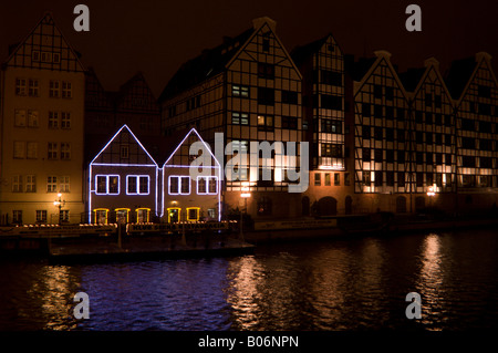 Blick über die Stara Mottlau in Gdansk (Danzig), Polen. Nachtzeit erschossen mit beleuchteten Gebäude spiegelt sich in den Fluss. Stockfoto