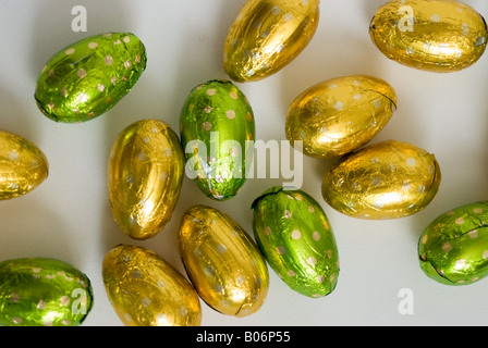 Grün und gold Folie abgedeckt Schokoladeneier Stockfoto