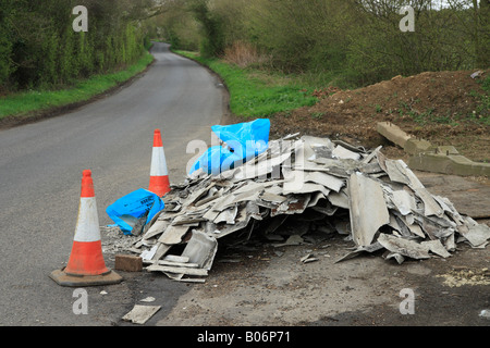 Ein Haufen geworfen illegal gebrochen Asbest-Blätter in einen Feldweg. Stockfoto