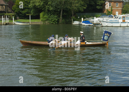 Swan upping über den Fluss Themse The Worshipful Company of Färber Skiff übergibt Cookham Brücke Stockfoto