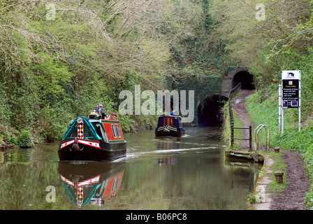 Narrowboats im Shrewley-Tunnel auf Grand Union Canal, Warwickshire, England, UK Stockfoto