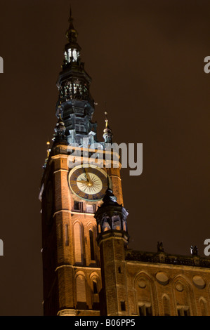 Glockenturm des Rathauses von der Rechtstadt, Gdansk (Danzig), Polen, heute das historische Museum. Beleuchtete Nachtaufnahme. Stockfoto