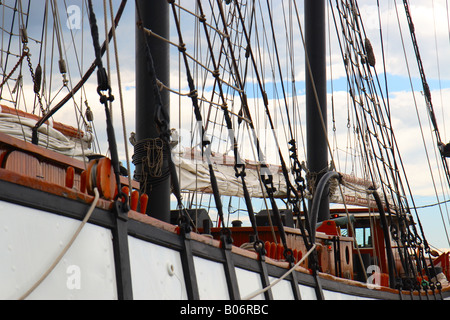 Takelage auf einem großen Segelschiff. Stockfoto