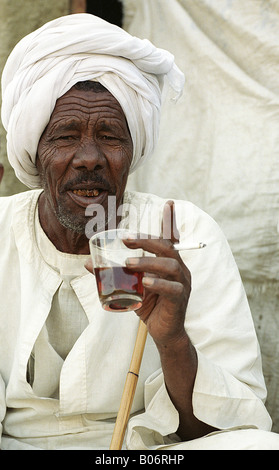 Alte ägyptische Mann, der Kamele auf dem Kamelmarkt zu verkaufen, ist einen Tee trinken. Stockfoto