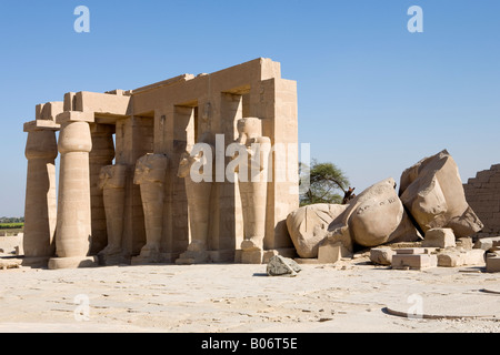 Ramasseum, Leichenhalle Tempel von Ramses II. am Westufer des Nils in Luxor, Ägypten, Nordafrika Stockfoto