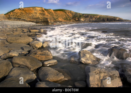 Die Flut am Strand von Southerndown Stockfoto