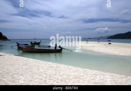 Bunten Longtail Boote an einem tropischen Strand Stockfoto