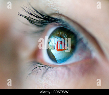 Logo von Video File-sharing-Website YouTube spiegelt sich vom Computer Creen auf Womans Auge 2008 Stockfoto