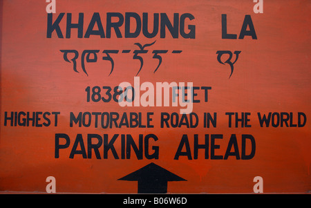 Melden Sie bei den Khardung La Pass in Ladakh Stockfoto
