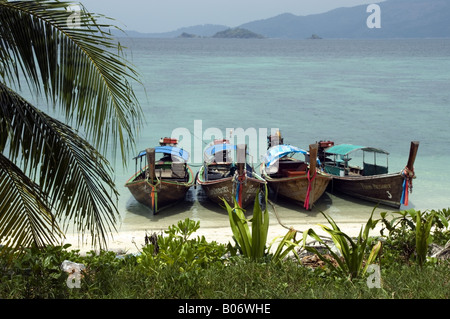 Bunten Longtail Boote an einem tropischen Strand Stockfoto