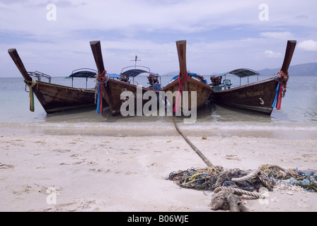 Bunten Longtail Boote an einem tropischen Strand Stockfoto