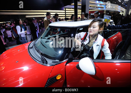 Eine Chinesin Trys einen Mini Cooper auf der Auto China 2008 in Peking. 24. April 2008 Stockfoto