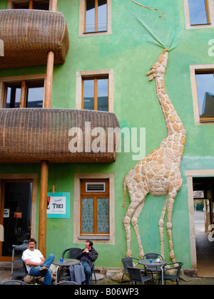 Wandbilder Tiere auf Mehrfamilienhaus in den Höfen der Kunsthofpassage in Dresden Deutschland 2008 Stockfoto