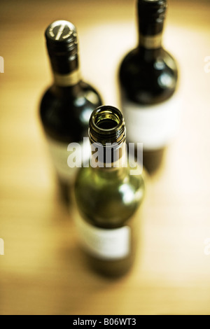 Flasche Wein hautnah auf Holzuntergrund Stockfoto