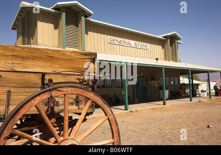 Eine alte Wagen vor Gemischtwarenladen in Stovepipe Wells, Death Valley Nationalpark, Kalifornien, USA. Foto März 2008. Stockfoto