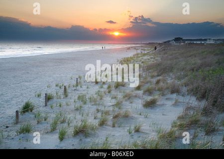 Sonnenuntergang am Strand von Caswell, Oak Island, North Carolina Stockfoto