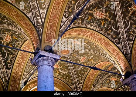 Farbenfrohe Fresko Gemälde an der Decke des Varkert Casino. Budapest, Ungarn Stockfoto