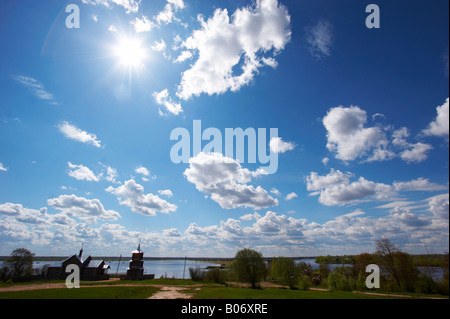 Orthdox christlichen Holzkirche gegen Sonne am Ufer des Volhov Flusses. Weitwinkel-Perspektive verzerrt Stockfoto