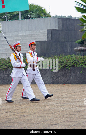 Hanoi zwei Wachen in weiß Stockfoto