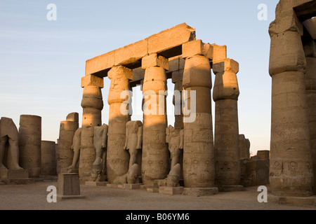 Luxor-Tempel bei Sonnenuntergang, Luxor, Ägypten, Nordafrika Stockfoto