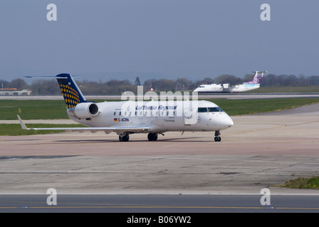 Lufthansa Regional Canadair Regional Jet CRJ-200LR Rollen zum Abflug am Flughafen Manchester Ringway England Großbritannien Stockfoto