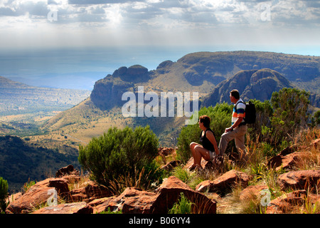 Senioren-Reisende genießen während einer Wanderung die Aussicht vom Gipfel des Waterberg-Massivs im Marakele-Nationalpark. Stockfoto