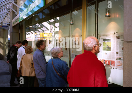 26. September 2003 - lesen Menschen ein Freiexemplar des Hamburger Abendblatt am Rathausmarkt in der deutschen Stadt Hamburg. Stockfoto