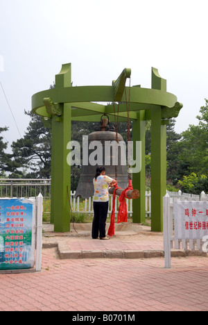 Frau, die Dekoration der hölzernen Stürmer eine große Glocke mit einem roten Flügel Jigong Berg Jigong Shan National Park Jigong Berg Stockfoto