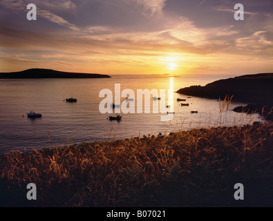 RAMSEY ISLAND UND RAMSEY SOUND BEI SONNENUNTERGANG VOM ST JUSTINIAN S NR ST DAVIDS NORD PEMBROKESHIRE WESTWALES Stockfoto