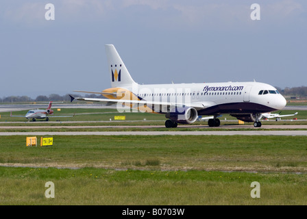 Monarch Airlines Airbus A320 [A320-214] Rollen zum Abflug am Flughafen Manchester Ringway England Vereinigtes Königreich Stockfoto