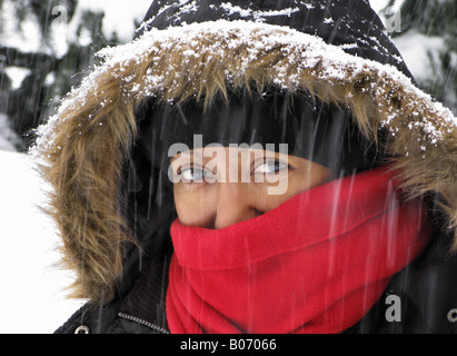 Porträt der Frau im Schnee Stockfoto