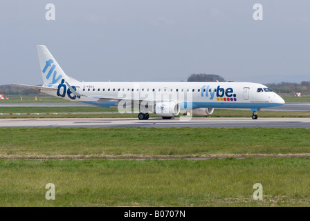 Flybe Embraer 195 [ERJ-190-200LR 195LR] Rollen zum Abflug am Flughafen Manchester Ringway England Vereinigtes Königreich Stockfoto