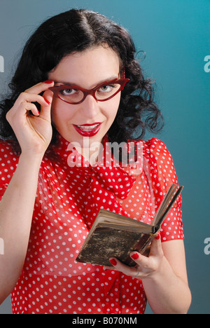 50er Jahre Retro-Vintage Pinup Bibliothekar in Katzen Upswept Brillen Stockfoto