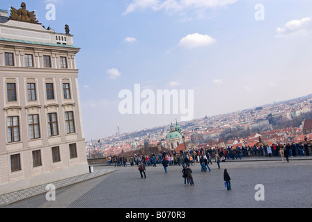 Horizontalen Weitwinkel außerhalb der Prager Burg mit Touristen, die die erhöhten Aussicht über Prag von Ke Hradu im Sonnenschein genießen. Stockfoto