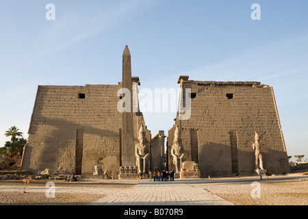 Der Pylon und Obelisk im Luxor-Tempel in den Sonnenuntergang, Luxor, Ägypten, Nordafrika Stockfoto