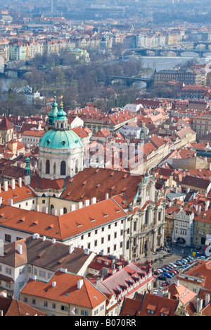 Vertikale Antenne Weitwinkel über die Dächer von Mala Strana "Kleinseite" und St.-Nikolaus-Kirche in Prag an einem sonnigen Tag Stockfoto