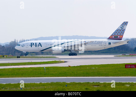 Pakistan International Airlines PIA Boeing 777 [777-240 ER] Rollen nach der Landung am Flughafen Manchester Ringway England UK Stockfoto