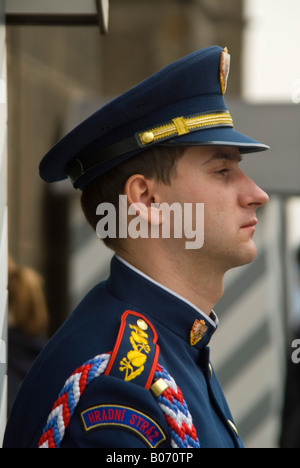 Vertikale Nahaufnahme von Burg Wächter der Tschechischen bewaffneten Kräfte im Dienst außerhalb der Pragerburg "Prazsky Hrad". Stockfoto