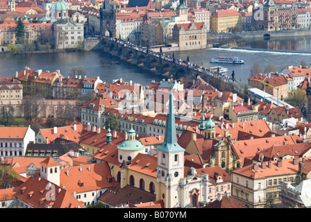 Horizontalen Weitwinkel über die Dächer von Mala Strana "Kleinseite" und Karluv die meisten Karlsbrücke an einem sonnigen Tag. Stockfoto